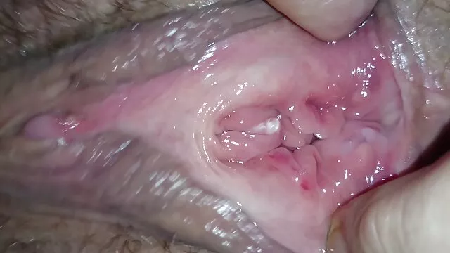 بلطف مداعبات فلم سكس اجنبية مترجمة البظر